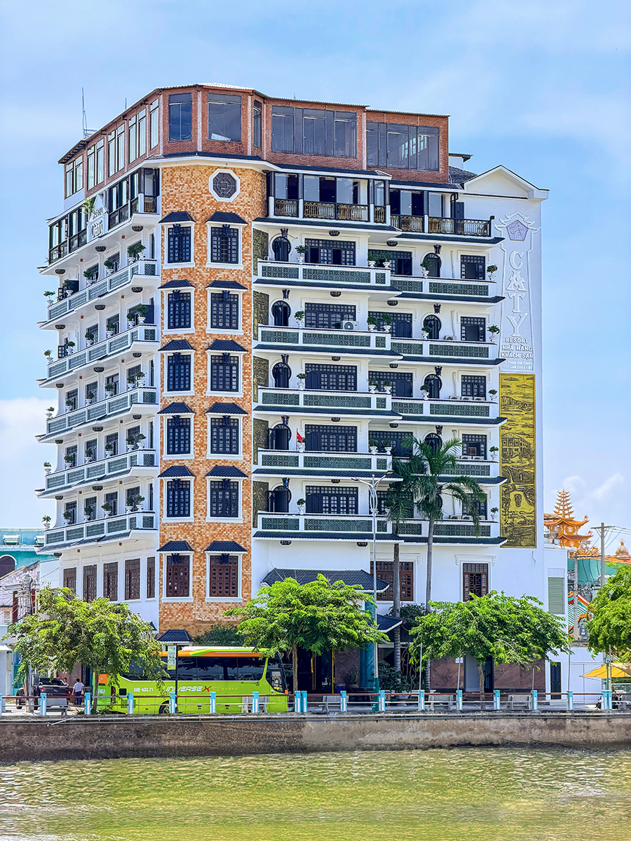 Không gian dịch vụ và lưu trú tại Cà Ty Hotel